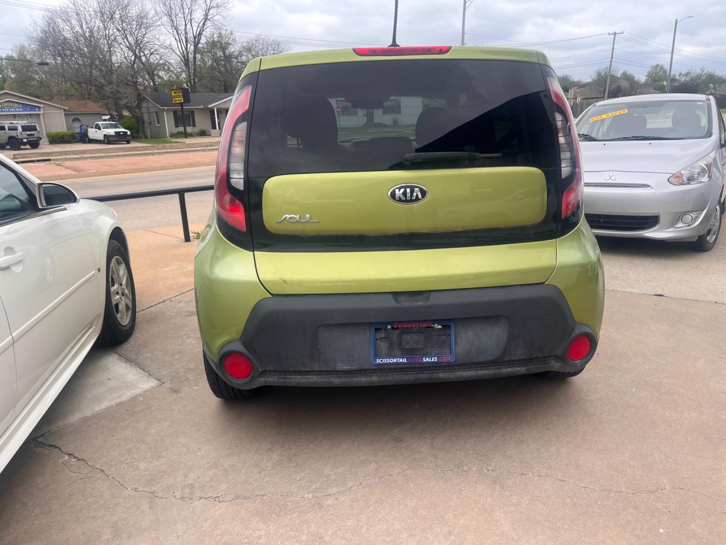 2016 GREEN KIA SOUL BASE Base 6A (KNDJN2A25G7) with an 1.6L L4 DOHC 16V engine, 6A transmission, located at 8101 E. Skelly Dr., Tulsa, OK, 74129, (918) 592-3593, 36.121891, -95.888802 - Photo#3